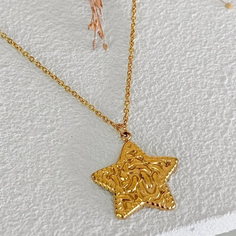 Gold Star Necklace Q337